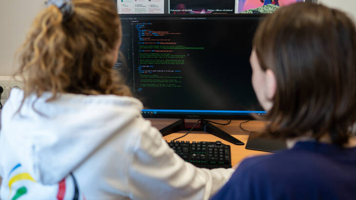Kaksi opiskelijaa työskentelee tietokoneella.