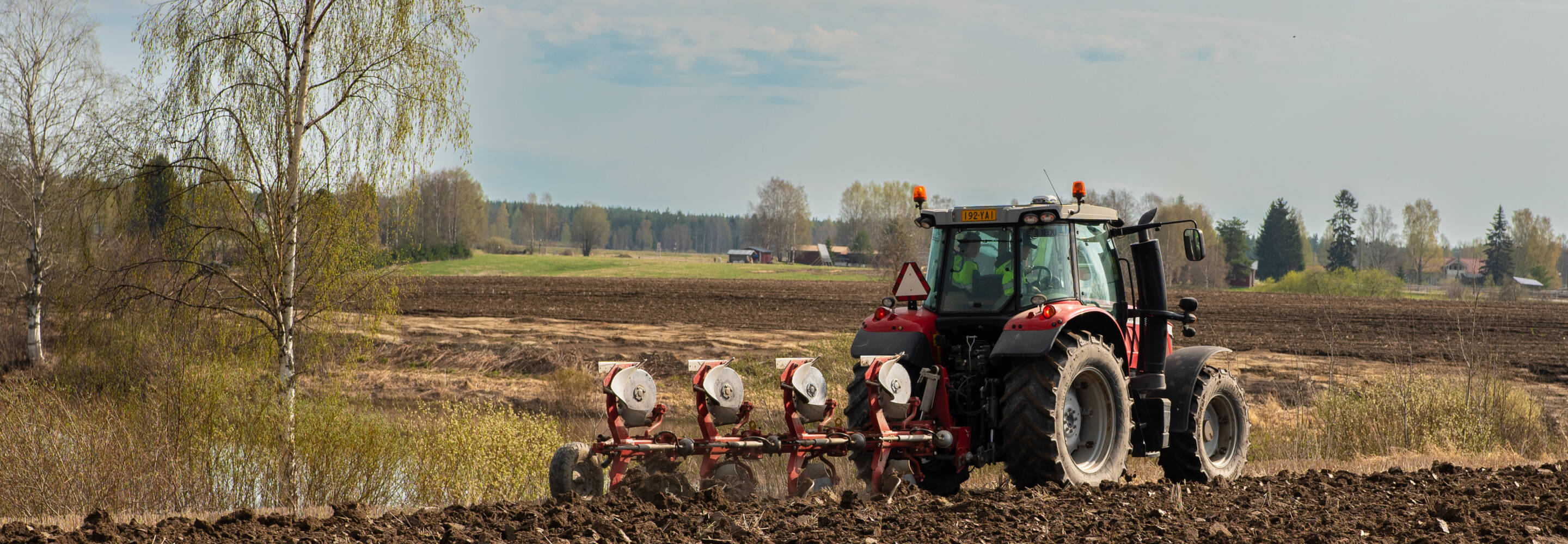 Traktori kyntää syksyllä peltoa